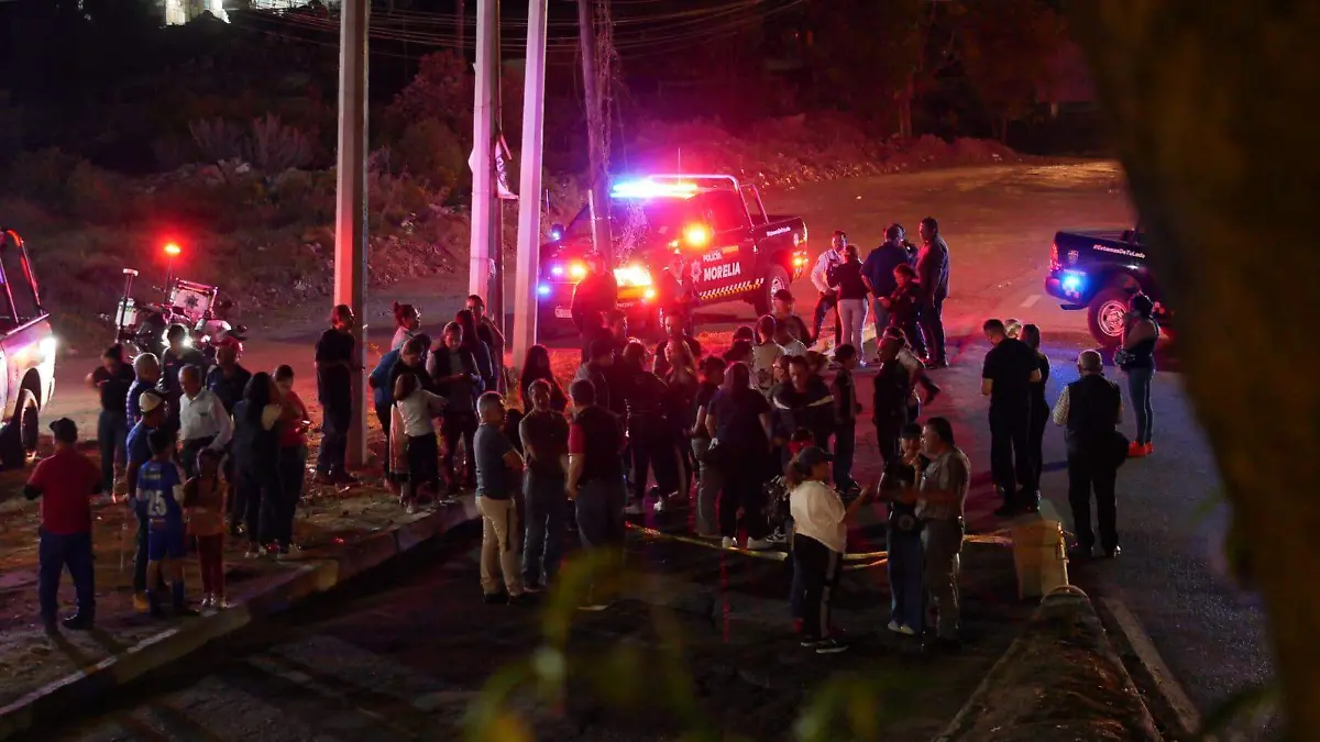 Vecinos de la colonia Lomas de Santiaguito cerrando una calle